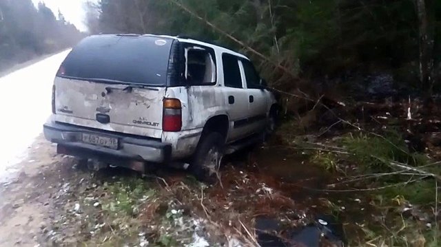 Большой внедорожник перевернулся на лесной дроге