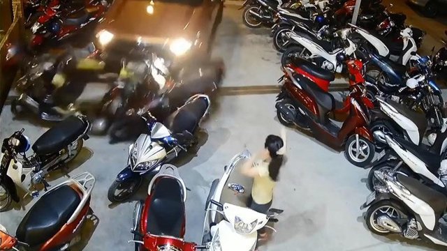 Во Вьетнаме водитель протаранил кучу мопедов на парковке
