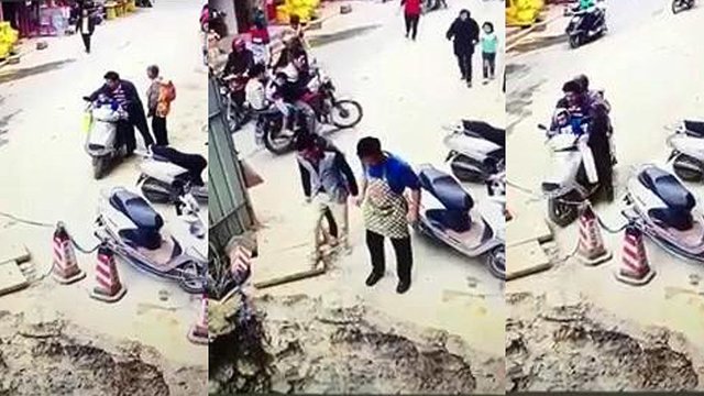 Папа может всё что угодно! Семья на скутере провалилась в глубокую воронку