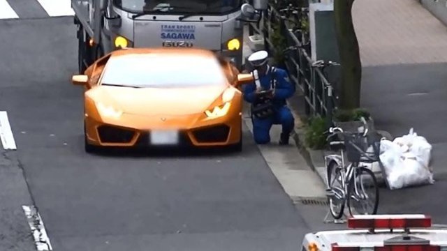 В Японии полицейский на велосипеде догнал и оштрафовал нарушителя на Lamborghini
