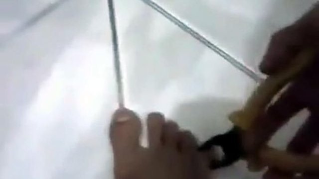 Бразилец сломал себе палец плоскогубцами