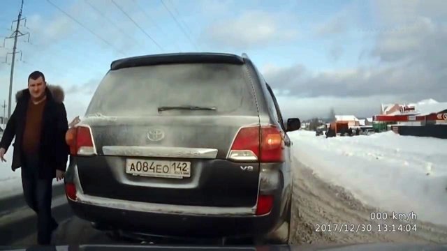 В Кемерове автохам на Крузаке разбил стекло другому автомобилисту