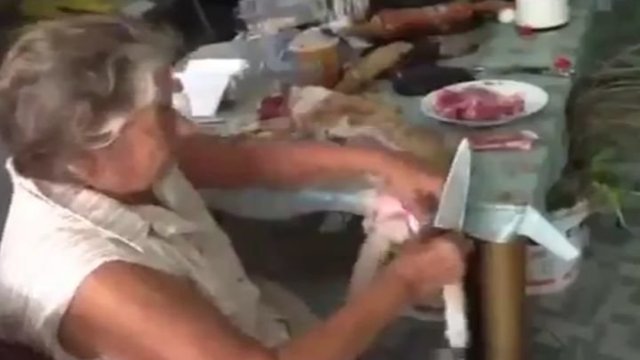 Пожилая жительница Бразилии готовит обед из кошки