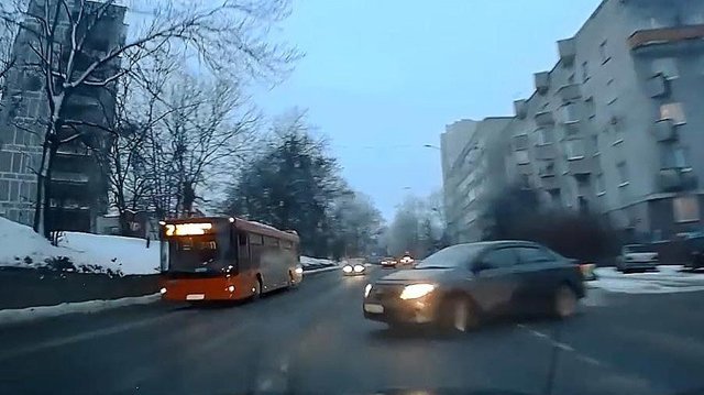 Авария дня. Автобусу досталось ни за что