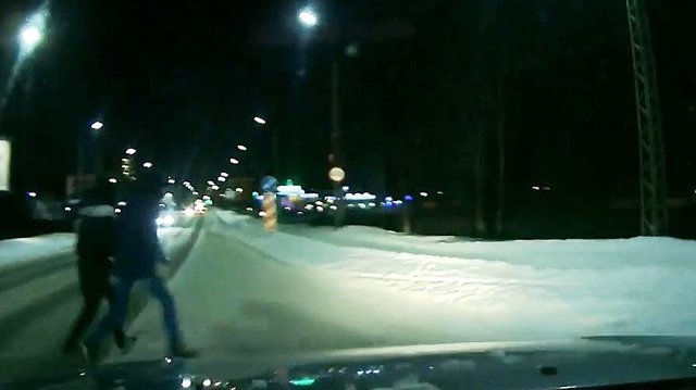 В Петрозаводске водитель отправил машину в столб, чтобы не наехать на пешеходов