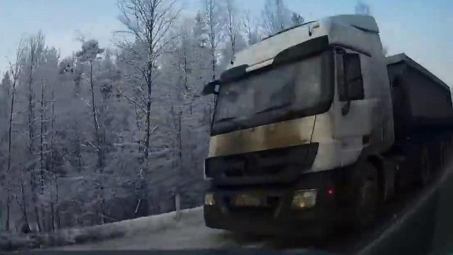  На этот раз обошлось. Занос на скользкой дороге