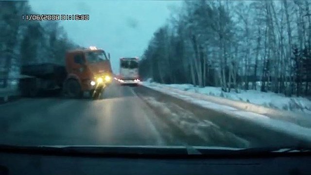 Авария дня. Опасный обгон и столкновение с КамАЗом