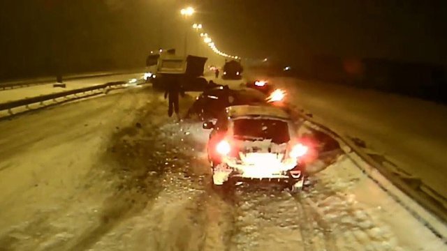 Авария дня. Массовое ДТП с грузовиком и снегоуборщиком в Петербурге