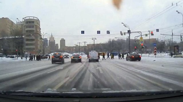 Наезд на пешехода в Москве у торгового центра