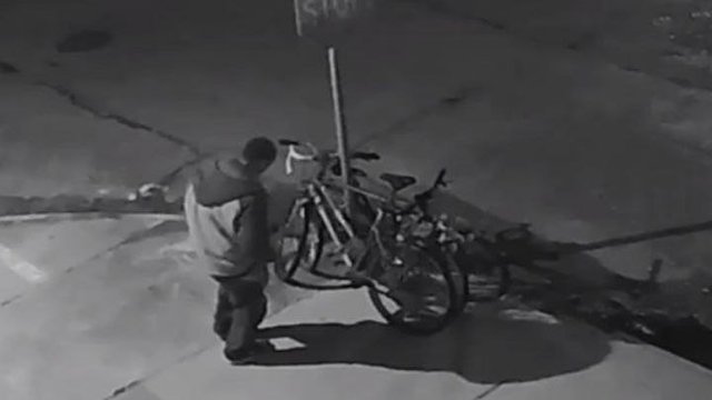 Вор ловко украл оставленный хозяином на улице Нового Орлеана велосипед