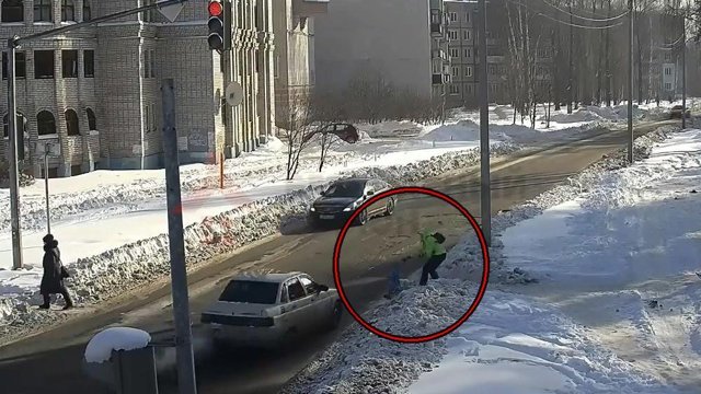 Следите за детьми! Водитель сбил двухлетнего ребенка в Ярославле
