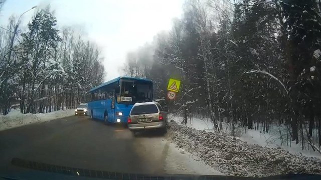 Авария дня. Маршрутный автобус врезался в легковушку в Подмосковье