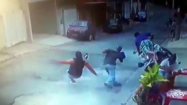  Мотоциклист устроил смертельное ДТП, въехав в троих мужчин