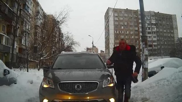 Не разъехались во дворе или не дал припарковаться