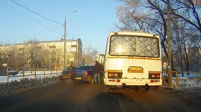 Глупо как-то получилось. Не объехал ПАЗик