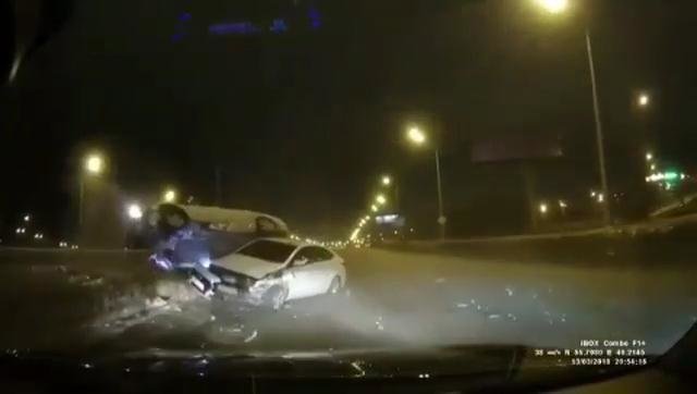 Загнал на ограждения: серьёзная авария в Казани