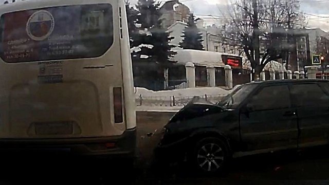 Авария дня. Молодой водитель не проскочил на красный свет