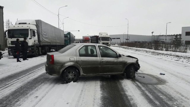 Занесло на скользкой дороге