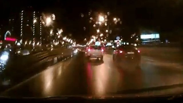 Авария дня. Занос в отбойник на мокрой дороге