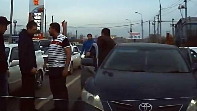 Водитель Камри с агрессивными пассажирами устроил ДТП на встречной полосе