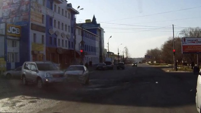 Напугал и получил удар в бок