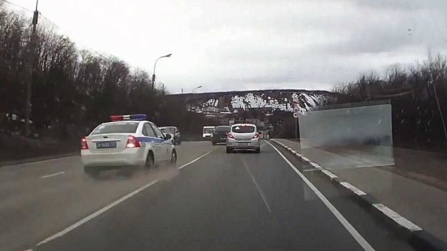 В Мурманске во время погони полицейские улетели в кювет