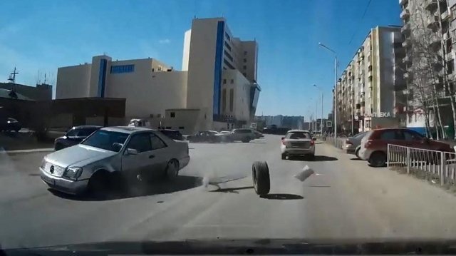 Мерседес потерял колесо в Нижневартовске