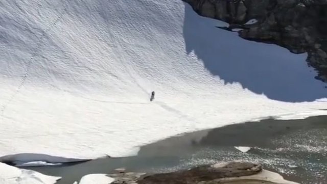 Впечатляющий спуск на лыжах