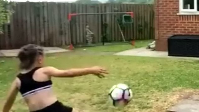6-летняя девочка сделала невероятно точный удар по мячу