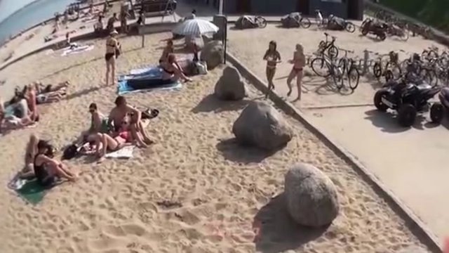 Попытка впечатлить девушек на пляже с треском провалилась