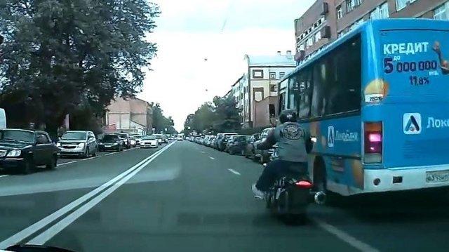 Обиженный байкер разбил зеркало маршрутке