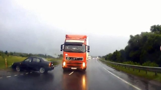 Водитель не уместился, совершая поворот