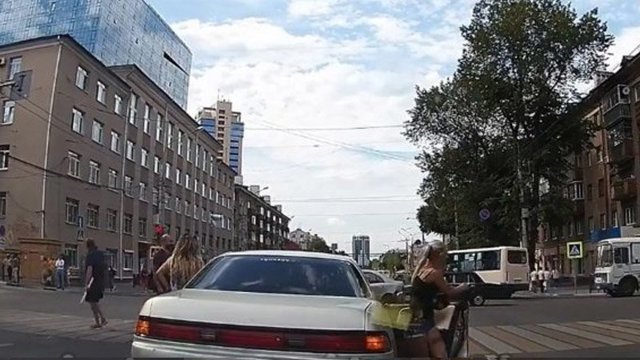 Блондинки бросили машину на дороге и пошли на шоппинг