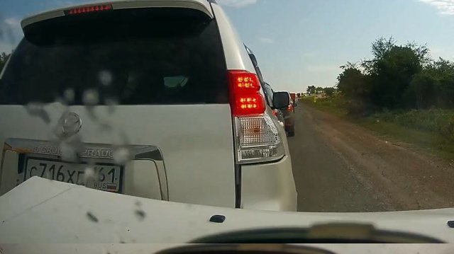 В Крыму женщина врезалась в попутный Крузак