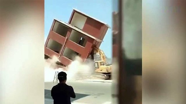 Здание рухнуло на экскаватор в Китае