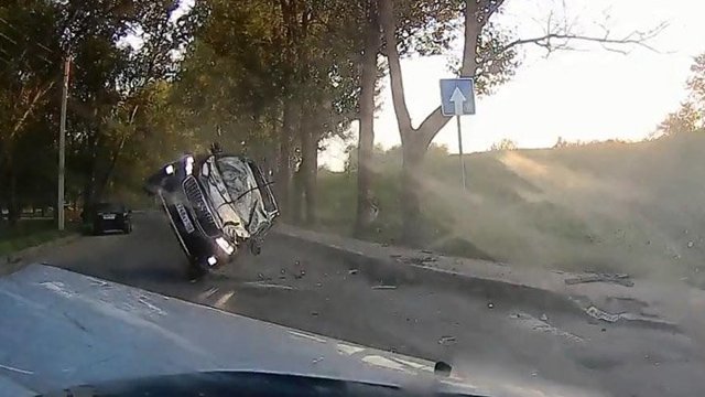 В Великом Новгороде водитель Киа не уступил дорогу и поплатился за это