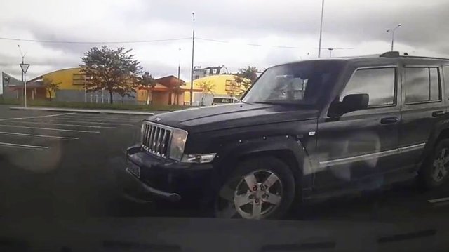 Один едет, как вздумается, второй не смотрит вперед: ДТП на парковке у ТЦ