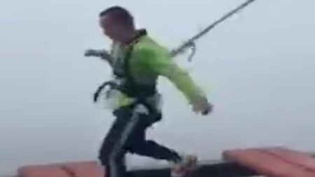 У мужчины отстегнулся страховочный канат во время прыжков по самому пугающему мосту в Китае