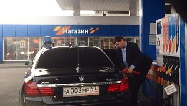  Водитель правительственного автомобиля на заправке сливает бензин