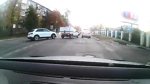 Авария дня. В Твери водитель не пропустил полицейский автомобиль