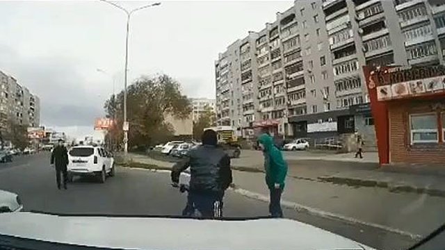 В Казахстане очевидцы задержали пьяных подростков на скутере