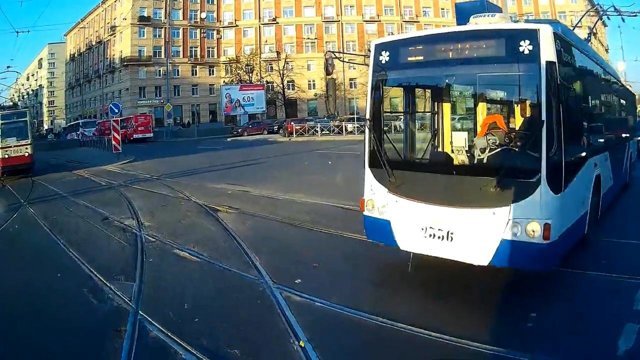 В Петербурге сошлись лоб в лоб трамвай и троллейбус