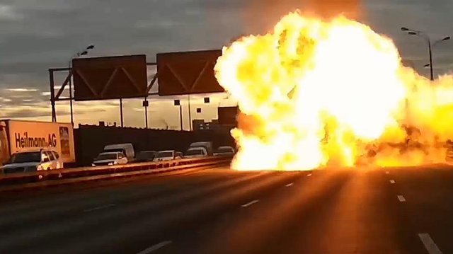 Огонь и взрывы: в Москве загорелась машина с газовыми баллонами