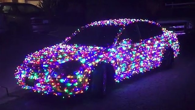 Мужчина украсил автомобиль к Рождеству гирляндой из 4000 лампочек