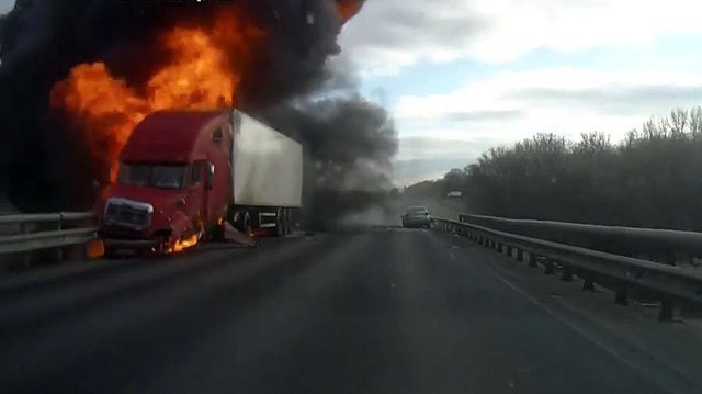 Авария со сгоревшей фурой в Воронежской области