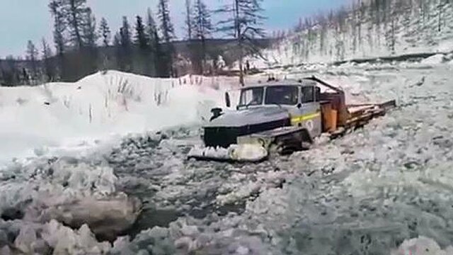 Легендарный грузовик "Урал" преодолевает ледяную речку