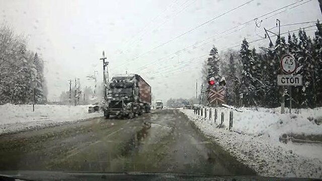 Авария дня. Тепловоз протаранил фуру с солью на переезде в Подмосковье