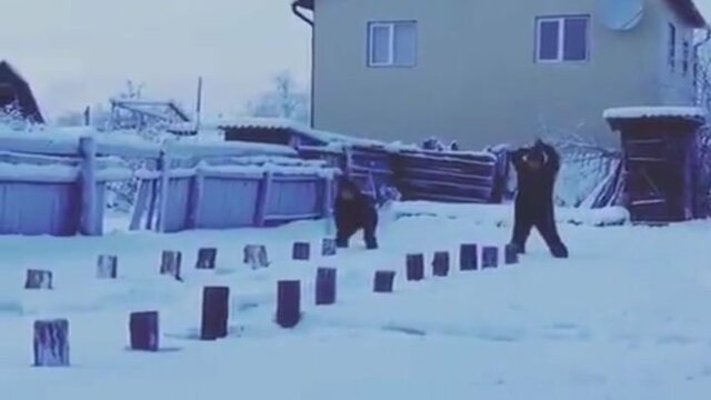 Мама, давай! Семейное соревнование по колке дров в Якутии 