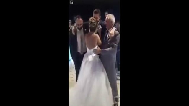  Друзья помогли жениху исполнить свадебный танец с невестой