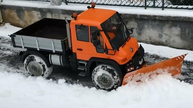 Радиоуправляемый грузовик для уборки снега